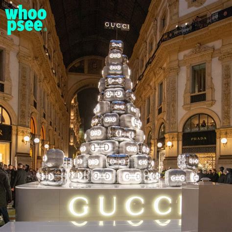 Milano, acceso albero di Natale Gucci in Galleria ma .